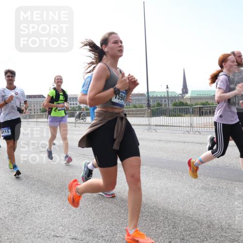 29.06.2025 - hella hamburg halbmarathon Lena Gebhardt http://msf.ph/oto/8284600 29.06.2025 10:11:44 Lombardsbrücke 1328, 1531, 1723, 1866, 1992, 3363, 3837, 4227, 5379, 5605, 7571, 8115, 8206, 8207, 8368, 8807, 8810, 9119, 9191, 9428, 10042, 10372, 10409, 10428, 11321, 11507, 11537, 11755, 11917, 12286, 12473, 13177, 13203, 13542, 13603, 13939, 13958, 14008, 14149, 14384, 15797, 15945, 16383, 17080, 17638, 17774, 17787, 17866, 18261, 18278, 18382, 18395, 19172 meine-sportfotos.de
