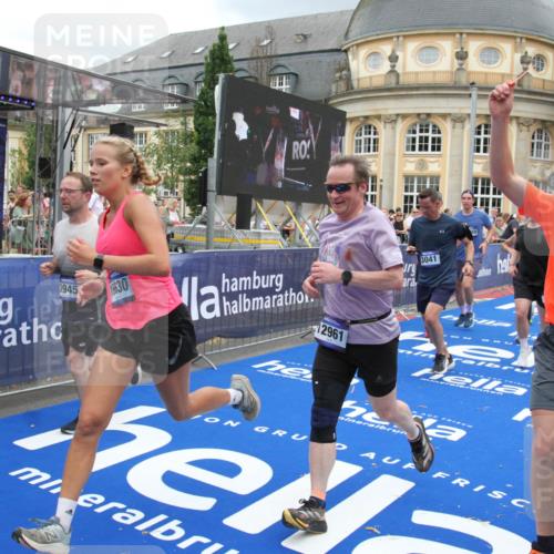 29.06.2025 - hella hamburg halbmarathon Michael Strokosch http://msf.ph/oto/8284618 29.06.2025 10:55:13 Ziel 1549, 1628, 2119, 2448, 3041, 3945, 4903, 6355, 8691, 8973, 9361, 9380, 10188, 10191, 10192, 10582, 11747, 11976, 12248, 12961, 14834, 14948, 15854, 16108, 16630, 17842, 18031, 18966 meine-sportfotos.de