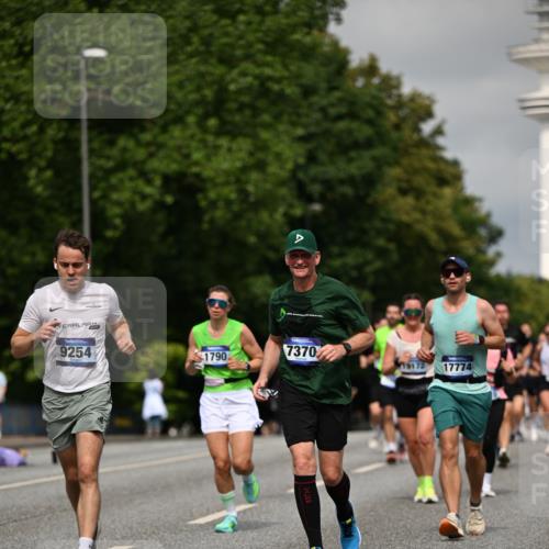 29.06.2025 - hella hamburg halbmarathon Dr. Thomas Lammeyer http://msf.ph/oto/8284623 29.06.2025 10:15:56 Kennedybrücke 1062, 1790, 2661, 3746, 3837, 4499, 6966, 7370, 7474, 8206, 8207, 8368, 9119, 9253, 9254, 9405, 10042 meine-sportfotos.de