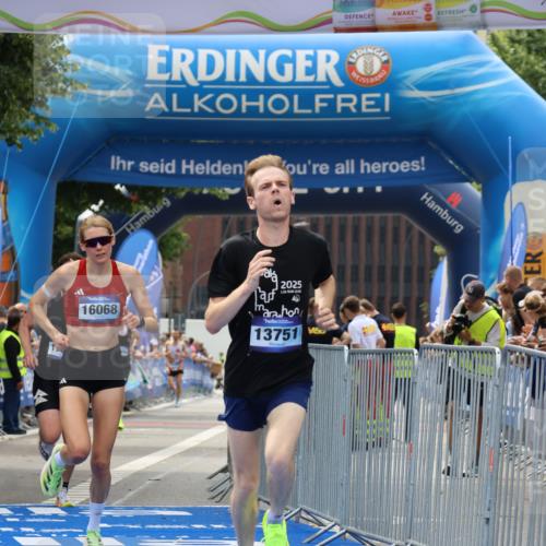 29.06.2025 - hella hamburg halbmarathon Strokosch-Dieckow http://msf.ph/oto/8284628 29.06.2025 10:21:59 Ziel 13751, 16068, 17886 meine-sportfotos.de