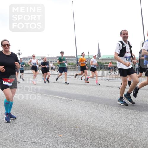 29.06.2025 - hella hamburg halbmarathon Lena Gebhardt http://msf.ph/oto/8284639 29.06.2025 10:46:34 Lombardsbrücke 1363, 1371, 1375, 1429, 1465, 1532, 1608, 1837, 1999, 2162, 2320, 2423, 2500, 2697, 2773, 2813, 2951, 3277, 3406, 3407, 3410, 3469, 3734, 3823, 4119, 4202, 4296, 4342, 4355, 4448, 4604, 5697, 5700, 5854, 6068, 6124, 6161, 6392, 6740, 7303, 7364, 7368, 7374, 7412, 7767, 7827, 7960, 7983, 8047, 8477, 8551, 8553, 8700, 9129, 9337, 9445, 9691, 10153, 10230, 11361, 11876, 11910, 12298, 12333, 12507, 12522, 13969, 14261, 15852, 16882, 16987 meine-sportfotos.de