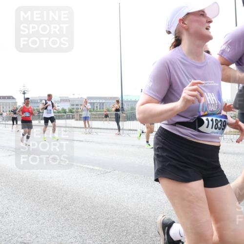 29.06.2025 - hella hamburg halbmarathon Lena Gebhardt http://msf.ph/oto/8284650 29.06.2025 10:35:32 Lombardsbrücke 16710, 4333, 1839, 1183, 1108, 1284, 1336, 1497, 1717, 1730, 1786, 1821, 1849, 2001, 2198, 2376, 2425, 2751, 2787, 2811, 3243, 3409, 3828, 3958, 4333, 4564, 4703, 4704, 4902, 4965, 5027, 5147, 5240, 5531, 5793, 6021, 6029, 6189, 6365, 6381, 6471, 6746, 6803, 6859, 6867, 7267, 7304, 7382, 7927, 8249, 8296, 8333, 8567, 9342, 9470, 9803, 9806, 9819, 10393, 10531, 10565, 10652, 11233, 11320, 11359, 11565, 11838, 11839, 11886, 12026, 12062, 12326, 12408 meine-sportfotos.de