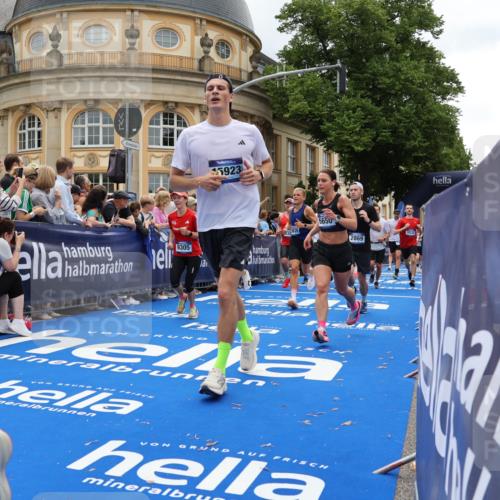 29.06.2025 - hella hamburg halbmarathon Strokosch-Dieckow http://msf.ph/oto/8284676 29.06.2025 10:47:28 Ziel 51, 1012, 1070, 1320, 1592, 1696, 2274, 2284, 2839, 2869, 2953, 3304, 5532, 5650, 5889, 6009, 8023, 8234, 8693, 8852, 8927, 9305, 10423, 10969, 11021, 11077, 11491, 12870, 13223, 13303, 14619, 15350, 15451, 15479, 15923, 16089, 16819, 17846, 17905, 18104, 18758, 18974, 19181 meine-sportfotos.de