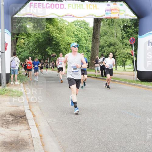 29.06.2025 - hella hamburg halbmarathon MichiJ http://msf.ph/oto/8284752 29.06.2025 10:32:42 Zwischen KM18-KM19 1057, 3098, 5047, 6903, 7710, 9302, 15512, 16062, 17748, 18942 meine-sportfotos.de