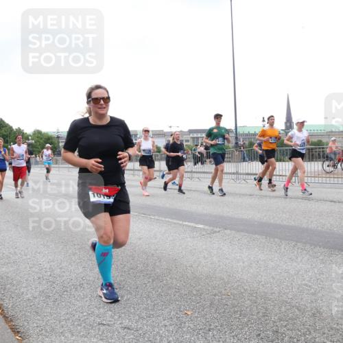29.06.2025 - hella hamburg halbmarathon Lena Gebhardt http://msf.ph/oto/8284770 29.06.2025 10:46:34 Lombardsbrücke 1363, 1371, 1375, 1429, 1465, 1532, 1608, 1837, 1999, 2162, 2320, 2423, 2500, 2697, 2773, 2813, 2951, 3277, 3406, 3407, 3410, 3469, 3734, 3823, 4119, 4202, 4296, 4342, 4355, 4448, 4604, 5697, 5700, 5854, 6068, 6124, 6161, 6392, 6740, 7303, 7364, 7368, 7374, 7412, 7767, 7827, 7960, 7983, 8047, 8477, 8551, 8553, 8700, 9129, 9337, 9445, 9691, 10153, 10230, 11361, 11876, 11910, 12298, 12333, 12507, 12522, 13969, 14261, 15852, 16882, 16987 meine-sportfotos.de