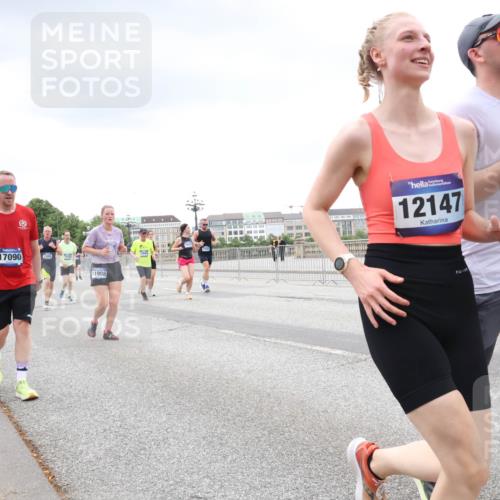 29.06.2025 - hella hamburg halbmarathon Lena Gebhardt http://msf.ph/oto/8284806 29.06.2025 10:55:15 Lombardsbrücke 17090, 11908, 12147, 121, 1013, 1873, 1917, 2090, 2452, 2566, 2632, 3002, 3115, 3157, 3274, 3577, 4039, 4191, 4192, 4628, 5040, 5392, 5483, 5487, 5500, 5727, 6395, 6396, 6839, 6944, 7219, 7238, 7680, 7766, 8186, 8403, 8519, 8626, 9596, 9857, 9858, 10109, 10458, 10559, 10686, 10885, 11109, 11226, 11737, 11788, 11908, 12147, 12148, 12240, 12902, 13098, 13230, 13283, 13548, 13944, 13945, 13979, 13980, 14515, 14727, 15152, 15160, 16385 meine-sportfotos.de
