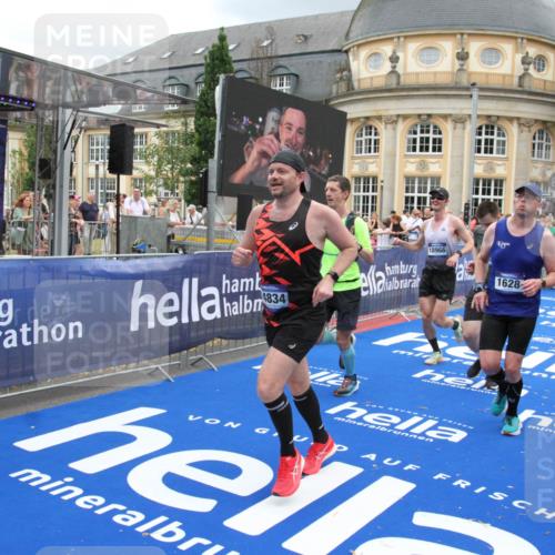 29.06.2025 - hella hamburg halbmarathon Michael Strokosch http://msf.ph/oto/8284819 29.06.2025 10:55:16 Ziel 1549, 1628, 2119, 2448, 3041, 3945, 4903, 6355, 6891, 8973, 9361, 10188, 10191, 10192, 10263, 10582, 11747, 12248, 12961, 14834, 15854, 16108, 16521, 18031, 18966 meine-sportfotos.de