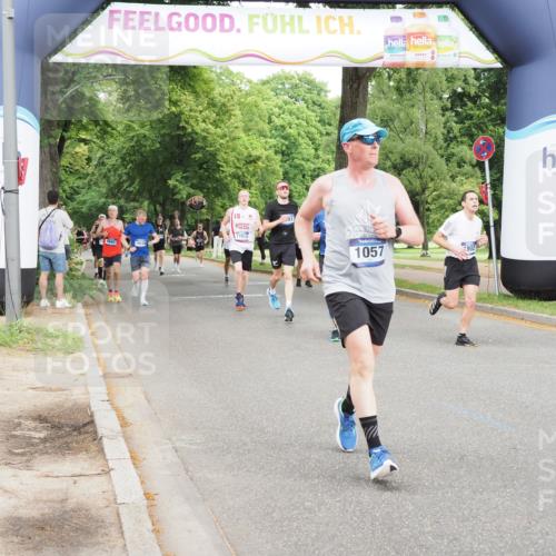 29.06.2025 - hella hamburg halbmarathon MichiJ http://msf.ph/oto/8284823 29.06.2025 10:32:42 Zwischen KM18-KM19 1057, 3098, 5047, 6903, 7710, 9302, 15512, 16062, 17748, 18942 meine-sportfotos.de