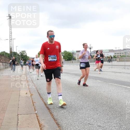 29.06.2025 - hella hamburg halbmarathon Lena Gebhardt http://msf.ph/oto/8284843 29.06.2025 10:55:16 Lombardsbrücke 17090, 11908, 1013, 1873, 1917, 2090, 2452, 2566, 3002, 3115, 3157, 3274, 3577, 4039, 4191, 4192, 4628, 5040, 5392, 5483, 5487, 5500, 5727, 6395, 6396, 6839, 6944, 7219, 7238, 7680, 7766, 8186, 8403, 8519, 8626, 9596, 9614, 9618, 9857, 9858, 10109, 10458, 10559, 10686, 10885, 11109, 11226, 11737, 11788, 11908, 12147, 12148, 12240, 12902, 13098, 13230, 13283, 13548, 13944, 13945, 13979, 13980, 14515, 14727, 15152, 15160, 16385 meine-sportfotos.de
