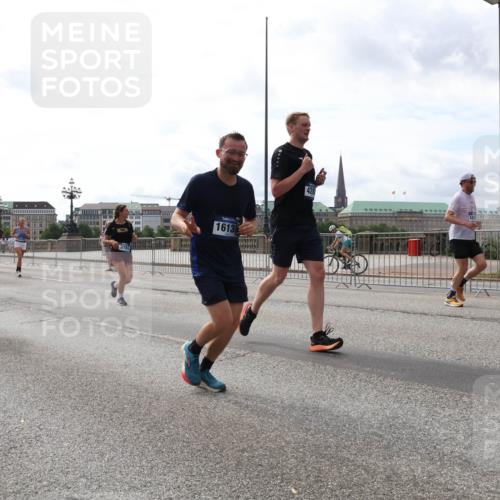 29.06.2025 - hella hamburg halbmarathon Lena Gebhardt http://msf.ph/oto/8284873 29.06.2025 10:20:47 Lombardsbrücke 131, 143, 8940, 19132, 1613, 42, 1011, 1046, 1069, 1471, 1474, 2053, 2101, 2325, 2478, 2834, 2923, 2945, 3247, 3733, 3781, 3813, 4082, 4154, 4166, 4288, 4350, 4422, 4754, 4869, 5041, 5061, 5181, 5625, 5831, 6608, 6951, 7018, 7131, 7608, 8025, 8113, 8588, 8724, 8940, 9005, 9011, 9236, 9722, 9873, 9981, 10041, 10050, 10350, 10585, 10613, 10647, 11100, 11145, 11603, 11835, 11995, 12694, 12844, 13057, 13508 meine-sportfotos.de