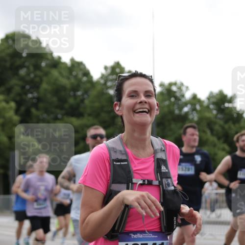 29.06.2025 - hella hamburg halbmarathon Jannik Wohlers http://msf.ph/oto/8284922 29.06.2025 10:35:31 Lombardsbrücke 1036, 1108, 1183, 1336, 1775, 2352, 2520, 2811, 2827, 3243, 3401, 3598, 3990, 4413, 4798, 4902, 6021, 6184, 6845, 7304, 8333, 8947, 9432, 9744, 9819, 10047, 10119, 10567, 11187, 11198, 11979, 12097, 12342, 12408, 12430, 12869, 13318, 13492, 13602, 14134, 14189, 14955, 15248, 15281, 15612, 15827, 15830, 16487, 16570, 16571, 17635, 17817, 18524, 18541, 18570, 18688 meine-sportfotos.de