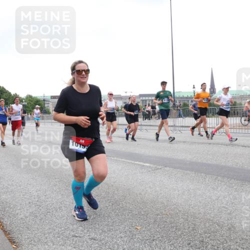 29.06.2025 - hella hamburg halbmarathon Lena Gebhardt http://msf.ph/oto/8284926 29.06.2025 10:46:34 Lombardsbrücke 1363, 1371, 1375, 1429, 1465, 1532, 1608, 1837, 1999, 2162, 2320, 2423, 2500, 2697, 2773, 2813, 2951, 3277, 3406, 3407, 3410, 3469, 3734, 3823, 4119, 4202, 4296, 4342, 4355, 4448, 4604, 5697, 5700, 5854, 6068, 6124, 6161, 6392, 6740, 7303, 7364, 7368, 7374, 7412, 7767, 7827, 7960, 7983, 8047, 8477, 8551, 8553, 8700, 9129, 9337, 9445, 9691, 10153, 10230, 11361, 11876, 11910, 12298, 12333, 12507, 12522, 13969, 14261, 15852, 16882, 16987 meine-sportfotos.de