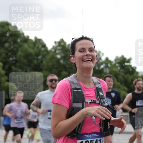 29.06.2025 - hella hamburg halbmarathon Jannik Wohlers http://msf.ph/oto/8284952 29.06.2025 10:35:32 Lombardsbrücke 1036, 1108, 1183, 1336, 1775, 2352, 2520, 2811, 2827, 3401, 3598, 3990, 4326, 4413, 4798, 6021, 6184, 6845, 7304, 8333, 8356, 8947, 9432, 9744, 9819, 10047, 10119, 10567, 11187, 11198, 11979, 12097, 12342, 12408, 12430, 12869, 13318, 13492, 13602, 14134, 14189, 14955, 15248, 15281, 15612, 15827, 15830, 16487, 16570, 16571, 17635, 17817, 18541, 18570, 18688 meine-sportfotos.de