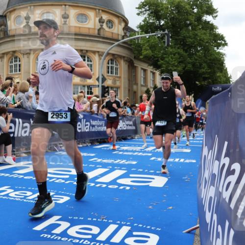 29.06.2025 - hella hamburg halbmarathon Strokosch-Dieckow http://msf.ph/oto/8284964 29.06.2025 10:47:32 Ziel 51, 1012, 1070, 1320, 1592, 1696, 2284, 2839, 2869, 2953, 3304, 5532, 5650, 5889, 6009, 7962, 8023, 8234, 8852, 8927, 9305, 10969, 11021, 12870, 13223, 13303, 14618, 14619, 15350, 15451, 15479, 15923, 17846, 17905, 18104, 18758, 18970, 19181 meine-sportfotos.de
