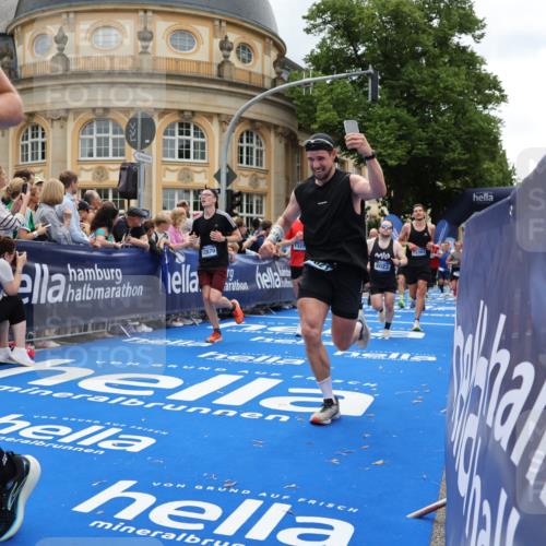 29.06.2025 - hella hamburg halbmarathon Strokosch-Dieckow http://msf.ph/oto/8284975 29.06.2025 10:47:32 Ziel 51, 1012, 1070, 1320, 1592, 1696, 2284, 2839, 2869, 2953, 3304, 5532, 5650, 5889, 6009, 7962, 8023, 8234, 8852, 8927, 9305, 10969, 11021, 12870, 13223, 13303, 14618, 14619, 15350, 15451, 15479, 15923, 17846, 17905, 18104, 18758, 18970, 19181 meine-sportfotos.de