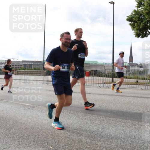 29.06.2025 - hella hamburg halbmarathon Lena Gebhardt http://msf.ph/oto/8284984 29.06.2025 10:20:48 Lombardsbrücke 16135, 4288, 1011, 1046, 1069, 1471, 1474, 2053, 2101, 2325, 2383, 2478, 2834, 2923, 2945, 3247, 3733, 3781, 3813, 4082, 4154, 4166, 4288, 4350, 4422, 4754, 4869, 5041, 5061, 5181, 5625, 5767, 5831, 6608, 6951, 7018, 7131, 7228, 7608, 8025, 8113, 8588, 8724, 8940, 9005, 9011, 9236, 9722, 9873, 9981, 10041, 10050, 10350, 10585, 10602, 10613, 10647, 11100, 11145, 11603, 11835, 11995, 12175, 12694, 12844, 13057, 13508 meine-sportfotos.de