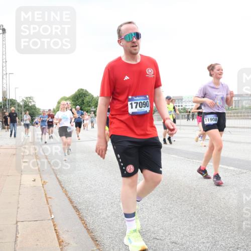 29.06.2025 - hella hamburg halbmarathon Lena Gebhardt http://msf.ph/oto/8284990 29.06.2025 10:55:16 Lombardsbrücke 17090, 944, 11908, 1013, 1873, 1917, 2090, 2452, 2566, 3002, 3115, 3157, 3274, 3577, 4039, 4191, 4192, 4628, 5040, 5392, 5483, 5487, 5500, 5727, 6395, 6396, 6839, 6944, 7219, 7238, 7680, 7766, 8186, 8403, 8519, 8626, 9596, 9614, 9618, 9857, 9858, 10109, 10458, 10559, 10686, 10885, 11109, 11226, 11737, 11788, 11908, 12147, 12148, 12240, 12902, 13098, 13230, 13283, 13548, 13944, 13945, 13979, 13980, 14515, 14727, 15152, 15160, 16385 meine-sportfotos.de