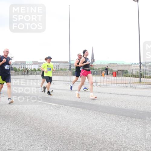 29.06.2025 - hella hamburg halbmarathon Lena Gebhardt http://msf.ph/oto/8285039 29.06.2025 10:55:18 Lombardsbrücke 84, 245, 158, 209, 6944, 1013, 1616, 1873, 1917, 2090, 2452, 3002, 3115, 3157, 3274, 3577, 4039, 4191, 4192, 4628, 5040, 5392, 5483, 5487, 5727, 6395, 6396, 6839, 6944, 7219, 7238, 7548, 7680, 7766, 8403, 8519, 8626, 9596, 9614, 9618, 9857, 9858, 10109, 10458, 10559, 10686, 10885, 11109, 11737, 11788, 11908, 12147, 12148, 12240, 12902, 13098, 13230, 13548, 13944, 13945, 13979, 13980, 14515, 14727, 15152, 15160, 16385 meine-sportfotos.de