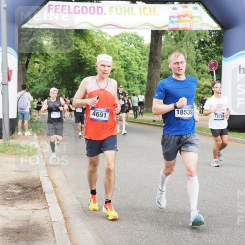 29.06.2025 - hella hamburg halbmarathon MichiJ http://msf.ph/oto/8285072 29.06.2025 10:32:47 Zwischen KM18-KM19 1057, 1391, 1902, 4691, 5648, 6903, 7710, 12159, 17912, 18539 meine-sportfotos.de
