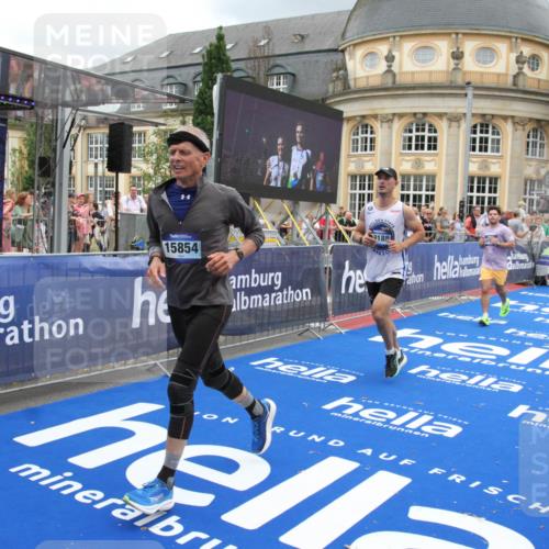 29.06.2025 - hella hamburg halbmarathon Michael Strokosch http://msf.ph/oto/8285084 29.06.2025 10:55:19 Ziel 1549, 1628, 2119, 4903, 5643, 6723, 6891, 8973, 10188, 10263, 10582, 11184, 12526, 13470, 14834, 15854, 16521, 18031, 18290, 18380, 18531, 18966 meine-sportfotos.de