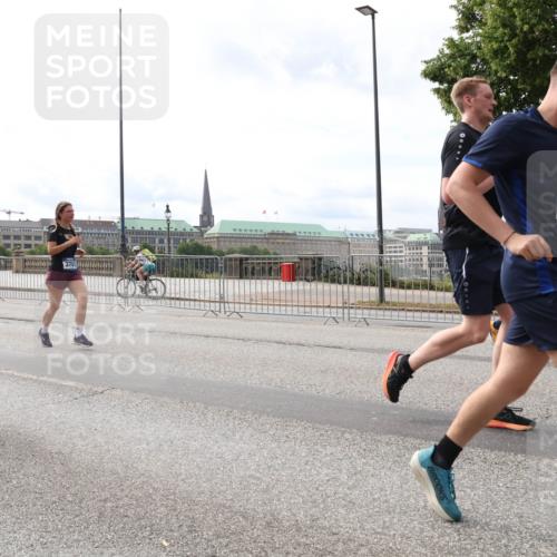 29.06.2025 - hella hamburg halbmarathon Lena Gebhardt http://msf.ph/oto/8285085 29.06.2025 10:20:48 Lombardsbrücke 9132, 1613, 1011, 1046, 1069, 1471, 1474, 2053, 2101, 2325, 2383, 2478, 2834, 2923, 2945, 3247, 3733, 3781, 3813, 4082, 4154, 4166, 4288, 4350, 4422, 4754, 4869, 5041, 5061, 5181, 5625, 5767, 5831, 6608, 6951, 7018, 7131, 7228, 7608, 8025, 8113, 8588, 8724, 8940, 9005, 9011, 9236, 9722, 9873, 9981, 10041, 10050, 10350, 10585, 10602, 10613, 10647, 11100, 11145, 11603, 11835, 11995, 12175, 12694, 12844, 13057, 13508 meine-sportfotos.de