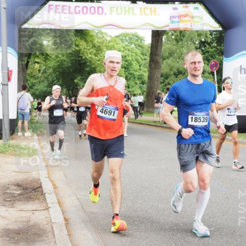 29.06.2025 - hella hamburg halbmarathon MichiJ http://msf.ph/oto/8285098 29.06.2025 10:32:47 Zwischen KM18-KM19 1057, 1391, 1902, 4691, 5648, 6903, 7710, 12159, 17912, 18539 meine-sportfotos.de