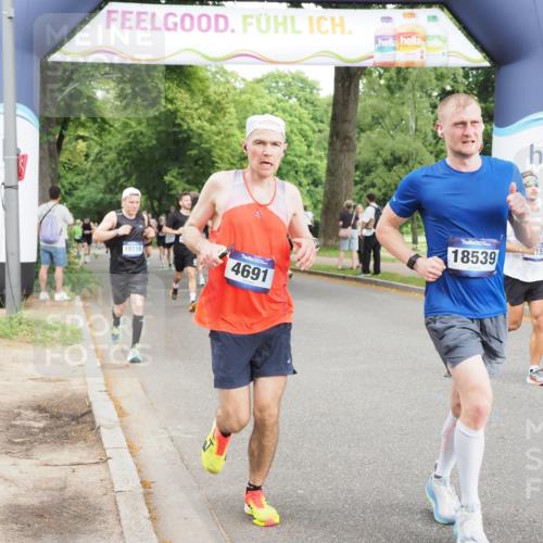 29.06.2025 - hella hamburg halbmarathon MichiJ http://msf.ph/oto/8285110 29.06.2025 10:32:47 Zwischen KM18-KM19 1057, 1391, 1902, 4691, 5648, 6903, 7710, 12159, 17912, 18539 meine-sportfotos.de