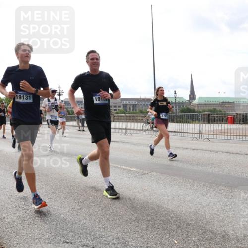 29.06.2025 - hella hamburg halbmarathon Lena Gebhardt http://msf.ph/oto/8285113 29.06.2025 10:20:48 Lombardsbrücke 19131, 14138, 19154, 3781, 1011, 1046, 1069, 1471, 1474, 2053, 2101, 2325, 2383, 2478, 2834, 2923, 2945, 3247, 3733, 3781, 3813, 4082, 4154, 4166, 4288, 4350, 4422, 4754, 4869, 5041, 5061, 5181, 5625, 5767, 5831, 6608, 6951, 7018, 7131, 7228, 7608, 8025, 8113, 8588, 8724, 8940, 9005, 9011, 9236, 9722, 9873, 9981, 10041, 10050, 10350, 10585, 10602, 10613, 10647, 11100, 11145, 11603, 11835, 11995, 12175, 12694, 12844, 13057, 13508 meine-sportfotos.de