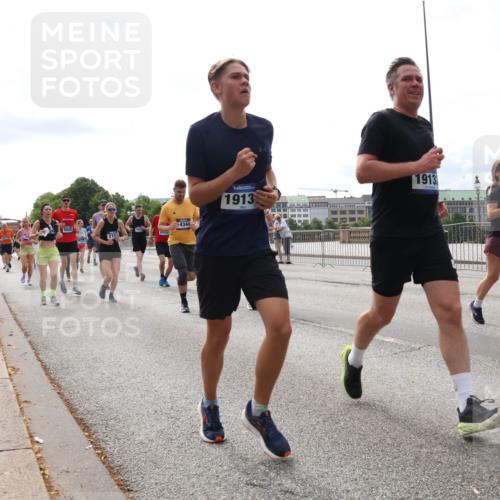 29.06.2025 - hella hamburg halbmarathon Lena Gebhardt http://msf.ph/oto/8285157 29.06.2025 10:20:49 Lombardsbrücke 210, 4344, 1913, 1913, 3781, 1011, 1046, 1069, 1471, 1474, 2053, 2101, 2325, 2383, 2478, 2834, 2923, 2945, 3161, 3247, 3453, 3733, 3781, 3813, 4082, 4154, 4166, 4288, 4350, 4422, 4754, 4869, 5041, 5061, 5181, 5625, 5767, 5831, 6275, 6308, 6608, 6951, 7131, 7228, 7608, 8113, 8588, 8724, 8726, 8940, 9005, 9011, 9236, 9722, 9981, 10041, 10050, 10350, 10585, 10602, 10613, 10647, 11100, 11145, 11603, 11835, 11995, 12175, 12694, 12844, 13057, 13508 meine-sportfotos.de