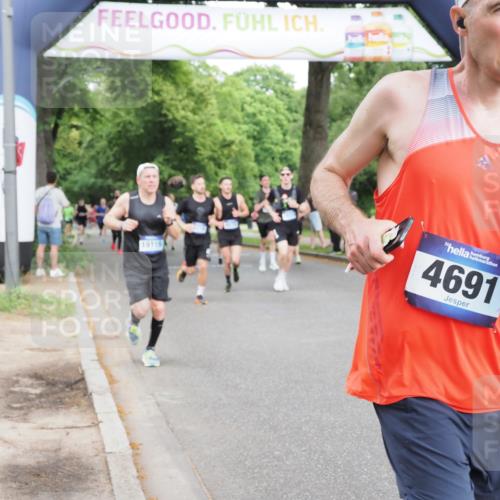 29.06.2025 - hella hamburg halbmarathon MichiJ http://msf.ph/oto/8285161 29.06.2025 10:32:48 Zwischen KM18-KM19 1057, 1391, 1902, 4691, 5648, 6575, 7710, 8218, 12159, 16316, 17912, 18539, 19116 meine-sportfotos.de