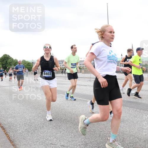 29.06.2025 - hella hamburg halbmarathon Lena Gebhardt http://msf.ph/oto/8285200 29.06.2025 10:55:19 Lombardsbrücke 7766, 8403, 15843, 15581, 1013, 1616, 1873, 1917, 2090, 2452, 3002, 3115, 3157, 3274, 3577, 4039, 4191, 4192, 4628, 5040, 5392, 5483, 5487, 5727, 6395, 6396, 6839, 6944, 7219, 7238, 7548, 7680, 7766, 8403, 8519, 8626, 9596, 9614, 9618, 9857, 9858, 10109, 10458, 10559, 10686, 10885, 11109, 11737, 11788, 11908, 12147, 12148, 12902, 13098, 13230, 13548, 13979, 13980, 14515, 14727, 15152, 15160, 16385 meine-sportfotos.de