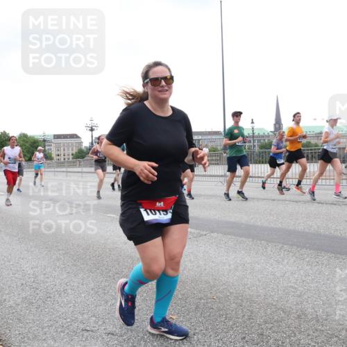 29.06.2025 - hella hamburg halbmarathon Lena Gebhardt http://msf.ph/oto/8285251 29.06.2025 10:46:35 Lombardsbrücke 1363, 1371, 1375, 1429, 1465, 1532, 1608, 1720, 1837, 1999, 2162, 2320, 2423, 2500, 2697, 2813, 2951, 3277, 3406, 3407, 3410, 3469, 3734, 3823, 4119, 4202, 4296, 4342, 4355, 4448, 4604, 5697, 5700, 5854, 6068, 6124, 6161, 6740, 7303, 7364, 7368, 7374, 7412, 7767, 7827, 7960, 7983, 8047, 8477, 8551, 8553, 8700, 9129, 9337, 9445, 9691, 10153, 10230, 11361, 11876, 11910, 12298, 12333, 12507, 12522, 13969, 14261, 15852, 16882, 16987 meine-sportfotos.de