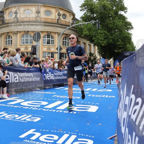 29.06.2025 - hella hamburg halbmarathon Strokosch-Dieckow http://msf.ph/oto/8285316 29.06.2025 10:47:40 Ziel 1320, 1696, 2284, 2340, 2708, 5889, 5915, 6009, 7962, 8564, 8927, 10969, 10988, 11283, 12679, 13948, 14383, 14618, 14619, 15451, 15478, 16205, 17229, 18104, 18430, 18970, 19181 meine-sportfotos.de