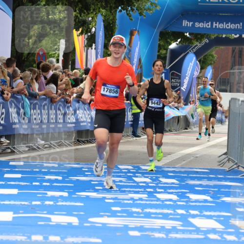 29.06.2025 - hella hamburg halbmarathon Strokosch-Dieckow http://msf.ph/oto/8285336 29.06.2025 10:21:29 Ziel 9442, 17856 meine-sportfotos.de
