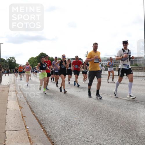 29.06.2025 - hella hamburg halbmarathon Lena Gebhardt http://msf.ph/oto/8285344 29.06.2025 10:20:50 Lombardsbrücke 518, 2325, 210, 8940, 14344, 14138, 1011, 1471, 1474, 2053, 2101, 2325, 2383, 2478, 2834, 2923, 2945, 3161, 3247, 3453, 3733, 3781, 3813, 4082, 4154, 4166, 4288, 4350, 4422, 4754, 4869, 5041, 5061, 5181, 5625, 5767, 6275, 6308, 6608, 6951, 7131, 7228, 7608, 8113, 8588, 8724, 8726, 8940, 9005, 9011, 9108, 9236, 9722, 9981, 10041, 10050, 10350, 10585, 10602, 10613, 10647, 11100, 11145, 11603, 11835, 11995, 12175, 12694, 12844, 13057, 13508 meine-sportfotos.de
