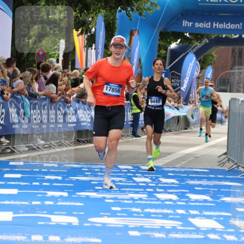 29.06.2025 - hella hamburg halbmarathon Strokosch-Dieckow http://msf.ph/oto/8285365 29.06.2025 10:21:29 Ziel 9442, 17856 meine-sportfotos.de