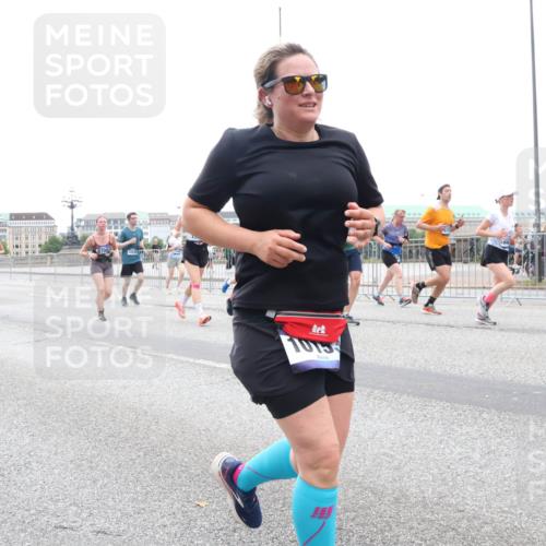 29.06.2025 - hella hamburg halbmarathon Lena Gebhardt http://msf.ph/oto/8285376 29.06.2025 10:46:35 Lombardsbrücke 1363, 1371, 1375, 1429, 1465, 1532, 1608, 1720, 1837, 1999, 2162, 2320, 2423, 2500, 2697, 2813, 2951, 3277, 3406, 3407, 3410, 3469, 3734, 3823, 4119, 4202, 4296, 4342, 4355, 4448, 4604, 5697, 5700, 5854, 6068, 6124, 6161, 6740, 7303, 7364, 7368, 7374, 7412, 7767, 7827, 7960, 7983, 8047, 8477, 8551, 8553, 8700, 9129, 9337, 9445, 9691, 10153, 10230, 11361, 11876, 11910, 12298, 12333, 12507, 12522, 13969, 14261, 15852, 16882, 16987 meine-sportfotos.de