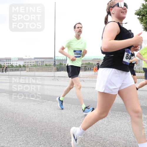29.06.2025 - hella hamburg halbmarathon Lena Gebhardt http://msf.ph/oto/8285443 29.06.2025 10:55:20 Lombardsbrücke 7766, 15843, 84, 6944, 1013, 1616, 1873, 1917, 2090, 2452, 3002, 3115, 3157, 3274, 3577, 4039, 4191, 4192, 4628, 5040, 5392, 5483, 5487, 5727, 6395, 6396, 6839, 6944, 7219, 7238, 7548, 7680, 7766, 8403, 8519, 8626, 9596, 9614, 9618, 9857, 9858, 10094, 10109, 10458, 10559, 10686, 10885, 11109, 11737, 11788, 11908, 12147, 12148, 12902, 13098, 13230, 13548, 13979, 13980, 14515, 14727, 15152, 15160, 16385 meine-sportfotos.de