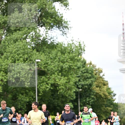 29.06.2025 - hella hamburg halbmarathon Dr. Thomas Lammeyer http://msf.ph/oto/8285525 29.06.2025 10:37:04 Kennedybrücke 1078, 1199, 1237, 1647, 1732, 1879, 2059, 2384, 2959, 3221, 3391, 3422, 3653, 3660, 3670, 3708, 3753, 4030, 4096, 4446, 4555, 5110, 5156, 5581, 6861, 7135, 7531, 7749, 7750, 8170, 8175, 8595, 8839, 9034, 9289, 9471, 9542, 9768, 9780, 9812, 10002, 10203, 10770 meine-sportfotos.de