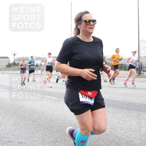 29.06.2025 - hella hamburg halbmarathon Lena Gebhardt http://msf.ph/oto/8285534 29.06.2025 10:46:35 Lombardsbrücke 1363, 1371, 1375, 1429, 1465, 1532, 1608, 1720, 1837, 1999, 2162, 2320, 2423, 2500, 2697, 2813, 2951, 3277, 3406, 3407, 3410, 3469, 3734, 3823, 4119, 4202, 4296, 4342, 4355, 4448, 4604, 5697, 5700, 5854, 6068, 6124, 6161, 6740, 7303, 7364, 7368, 7374, 7412, 7767, 7827, 7960, 7983, 8047, 8477, 8551, 8553, 8700, 9129, 9337, 9445, 9691, 10153, 10230, 11361, 11876, 11910, 12298, 12333, 12507, 12522, 13969, 14261, 15852, 16882, 16987 meine-sportfotos.de