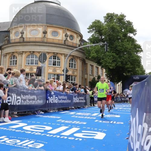 29.06.2025 - hella hamburg halbmarathon Strokosch-Dieckow http://msf.ph/oto/8285543 29.06.2025 10:47:46 Ziel 2340, 2708, 5915, 6836, 7962, 8564, 10988, 11283, 11961, 12679, 13948, 14383, 14730, 15478, 16205, 17229, 17451, 18356, 18430, 18836 meine-sportfotos.de