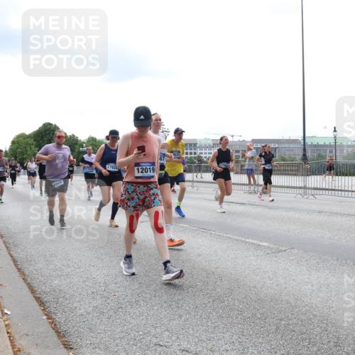 29.06.2025 - hella hamburg halbmarathon Lena Gebhardt http://msf.ph/oto/8285593 29.06.2025 10:35:35 Lombardsbrücke 4965, 17935, 12019, 0531, 1108, 1336, 1497, 1717, 1730, 1786, 1821, 2001, 2198, 2352, 2376, 2425, 2751, 2787, 2811, 2827, 3243, 3598, 3828, 3958, 4333, 4564, 4703, 4704, 4902, 4965, 5027, 5147, 5240, 5531, 5793, 6021, 6029, 6189, 6365, 6381, 6471, 6746, 6845, 6859, 6867, 7267, 7304, 7382, 7927, 8249, 8296, 8333, 8567, 9342, 9470, 9803, 9806, 9819, 10393, 10531, 10565, 10652, 11233, 11320, 11359, 11565, 11838, 11839, 11886, 12026, 12062, 12326, 12408 meine-sportfotos.de
