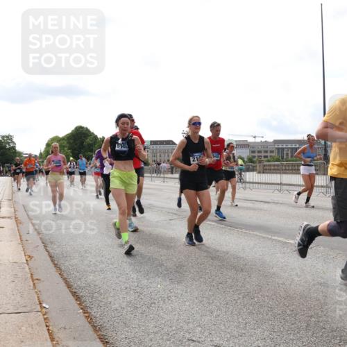 29.06.2025 - hella hamburg halbmarathon Lena Gebhardt http://msf.ph/oto/8285596 29.06.2025 10:20:51 Lombardsbrücke 518, 216, 940, 10350, 1011, 1266, 1471, 1658, 2053, 2101, 2325, 2383, 2478, 2834, 2923, 2945, 3161, 3247, 3453, 3733, 3781, 3813, 4082, 4154, 4166, 4288, 4350, 4422, 4754, 4869, 5041, 5061, 5181, 5625, 5767, 6275, 6308, 6608, 6951, 7131, 7228, 7608, 8113, 8588, 8724, 8726, 8940, 9005, 9011, 9108, 9236, 9722, 9981, 10041, 10050, 10350, 10585, 10602, 10613, 10647, 11100, 11145, 11603, 11835, 11995, 12175, 12694, 12844, 13057, 13508 meine-sportfotos.de