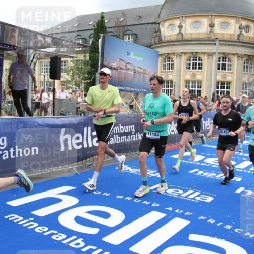 29.06.2025 - hella hamburg halbmarathon Michael Strokosch http://msf.ph/oto/8285613 29.06.2025 10:55:24 Ziel 1130, 4189, 5287, 5643, 6723, 6938, 8487, 10263, 11184, 12526, 13236, 13470, 16985, 17603, 17940, 18290, 18380, 18531 meine-sportfotos.de