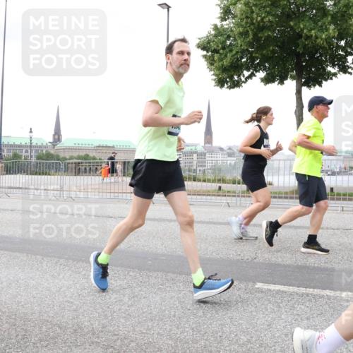 29.06.2025 - hella hamburg halbmarathon Lena Gebhardt http://msf.ph/oto/8285616 29.06.2025 10:55:20 Lombardsbrücke 1013, 1616, 1873, 1917, 2090, 2452, 3002, 3115, 3157, 3274, 3577, 4039, 4191, 4192, 4628, 5040, 5392, 5483, 5487, 5727, 6395, 6396, 6839, 6944, 7219, 7238, 7548, 7680, 7766, 8403, 8519, 8626, 9596, 9614, 9618, 9857, 9858, 10094, 10109, 10458, 10559, 10686, 10885, 11109, 11737, 11788, 11908, 12147, 12148, 12902, 13098, 13230, 13548, 13979, 13980, 14515, 14727, 15152, 15160, 16385 meine-sportfotos.de