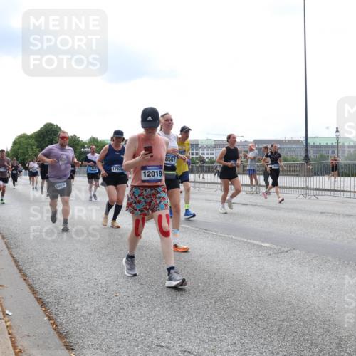29.06.2025 - hella hamburg halbmarathon Lena Gebhardt http://msf.ph/oto/8285627 29.06.2025 10:35:35 Lombardsbrücke 4965, 9470, 17935, 8567, 12019, 1108, 1336, 1497, 1717, 1730, 1786, 1821, 2001, 2198, 2352, 2376, 2425, 2751, 2787, 2811, 2827, 3243, 3598, 3828, 3958, 4333, 4564, 4703, 4704, 4902, 4965, 5027, 5147, 5240, 5531, 5793, 6021, 6029, 6189, 6365, 6381, 6471, 6746, 6845, 6859, 6867, 7267, 7304, 7382, 7927, 8249, 8296, 8333, 8567, 9342, 9470, 9803, 9806, 9819, 10393, 10531, 10565, 10652, 11233, 11320, 11359, 11565, 11838, 11839, 11886, 12026, 12062, 12326, 12408 meine-sportfotos.de