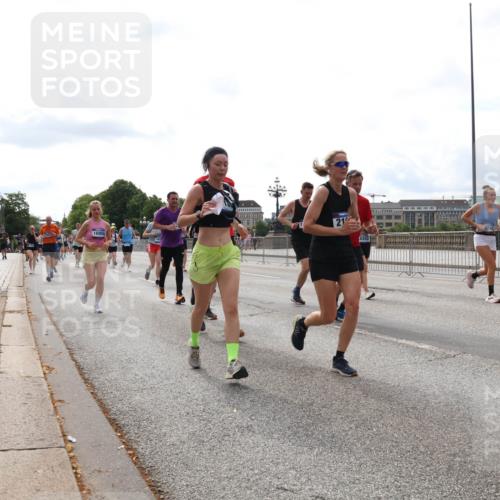 29.06.2025 - hella hamburg halbmarathon Lena Gebhardt http://msf.ph/oto/8285654 29.06.2025 10:20:51 Lombardsbrücke 16950, 21, 0350, 194, 1011, 1266, 1471, 1658, 2053, 2101, 2325, 2383, 2478, 2834, 2923, 2945, 3161, 3247, 3453, 3733, 3781, 3813, 4082, 4154, 4166, 4288, 4350, 4422, 4754, 4869, 5041, 5061, 5181, 5625, 5767, 6275, 6308, 6608, 6951, 7131, 7228, 7608, 8113, 8588, 8724, 8726, 8940, 9005, 9011, 9108, 9236, 9722, 9981, 10041, 10050, 10350, 10585, 10602, 10613, 10647, 11100, 11145, 11603, 11835, 11995, 12175, 12694, 12844, 13057, 13508 meine-sportfotos.de