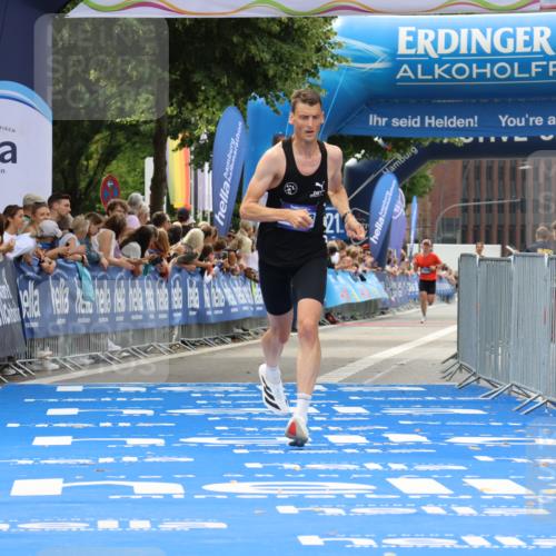 29.06.2025 - hella hamburg halbmarathon Strokosch-Dieckow http://msf.ph/oto/8285681 29.06.2025 10:21:17 Ziel 14933 meine-sportfotos.de