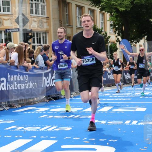 29.06.2025 - hella hamburg halbmarathon Strokosch-Dieckow http://msf.ph/oto/8285692 29.06.2025 10:47:52 Ziel 1604, 1613, 2340, 4528, 5022, 5915, 6836, 8564, 11961, 12679, 14383, 14730, 15333, 16766, 17451, 18206, 18356, 18836, 18922, 19198 meine-sportfotos.de