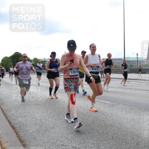 29.06.2025 - hella hamburg halbmarathon Lena Gebhardt http://msf.ph/oto/8285711 29.06.2025 10:35:35 Lombardsbrücke 4965, 12019, 8567, 1108, 1336, 1497, 1717, 1730, 1786, 1821, 2001, 2198, 2352, 2376, 2425, 2751, 2787, 2811, 2827, 3243, 3598, 3828, 3958, 4333, 4564, 4703, 4704, 4902, 4965, 5027, 5147, 5240, 5531, 5793, 6021, 6029, 6189, 6365, 6381, 6471, 6746, 6845, 6859, 6867, 7267, 7304, 7382, 7927, 8249, 8296, 8333, 8567, 9342, 9470, 9803, 9806, 9819, 10393, 10531, 10565, 10652, 11233, 11320, 11359, 11565, 11838, 11839, 11886, 12026, 12062, 12326, 12408 meine-sportfotos.de